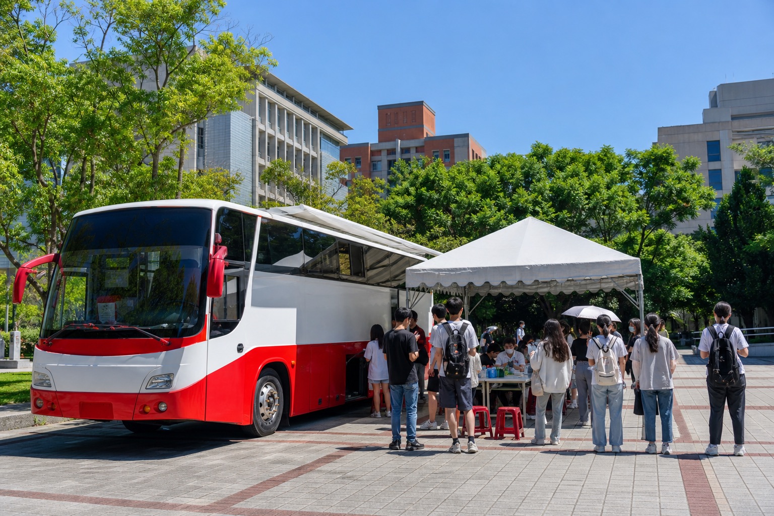 停在大學校園廣場的紅白捐血車,學生在帳篷旁排隊