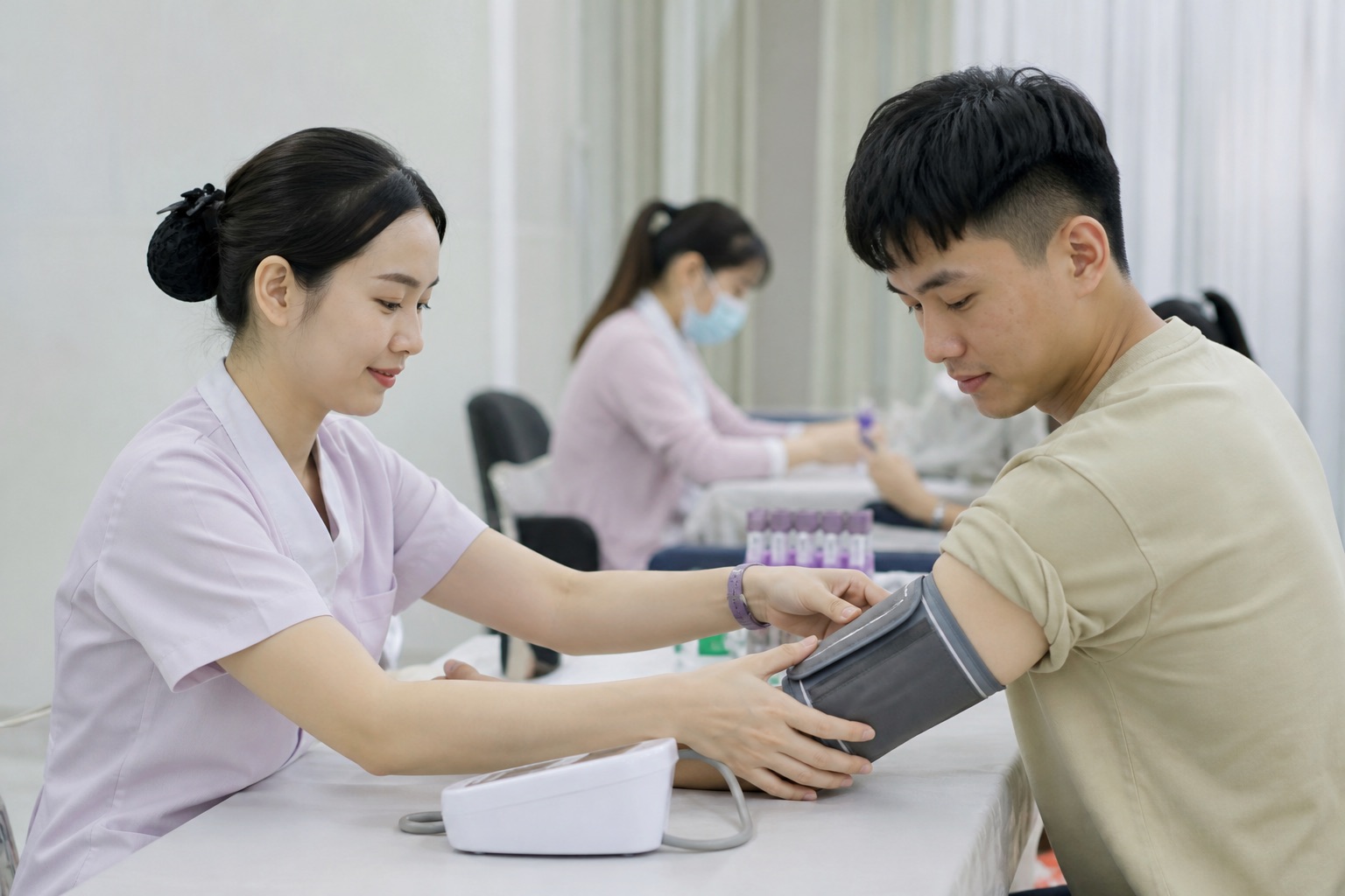 護理師為捐血人量測血壓